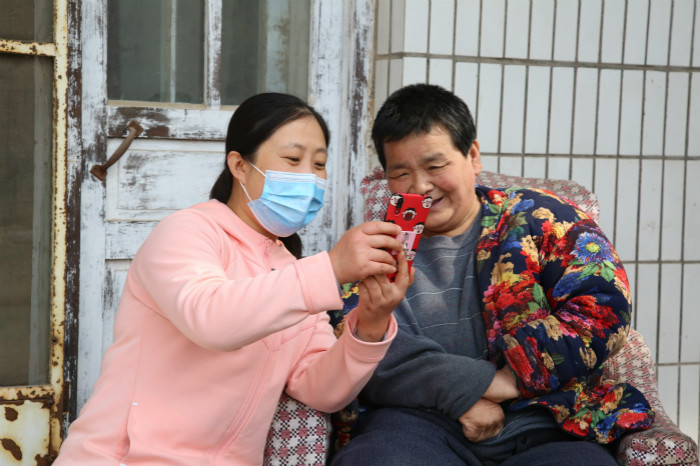 聊城晚報(bào)：暖心！援鄂一線憂雙親 同事代我看爹娘